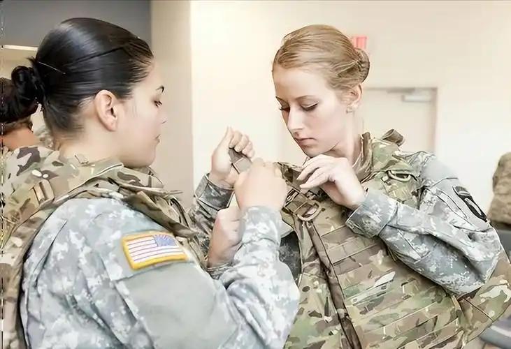 美国航母出海，竟然塞了上千名女兵。很多人以为美国人是在搞政治正确，弄些“花瓶上去