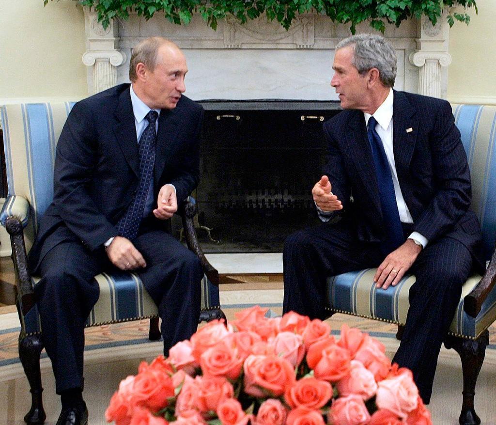 美国公布绝密档案，20多年前的普京，和现在比简直像变了个人23日，美国国家安全