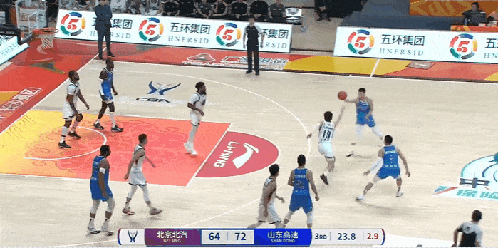 有点脏！方硕这下被撞得不轻！在今天CBA俱乐部杯北京对阵山东的第三节比赛中，方