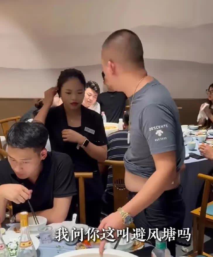 浙江宁波。男网红在饭店里面请人吃饭，因为服务员在上菜顺序上以及菜的做法上没有搞清