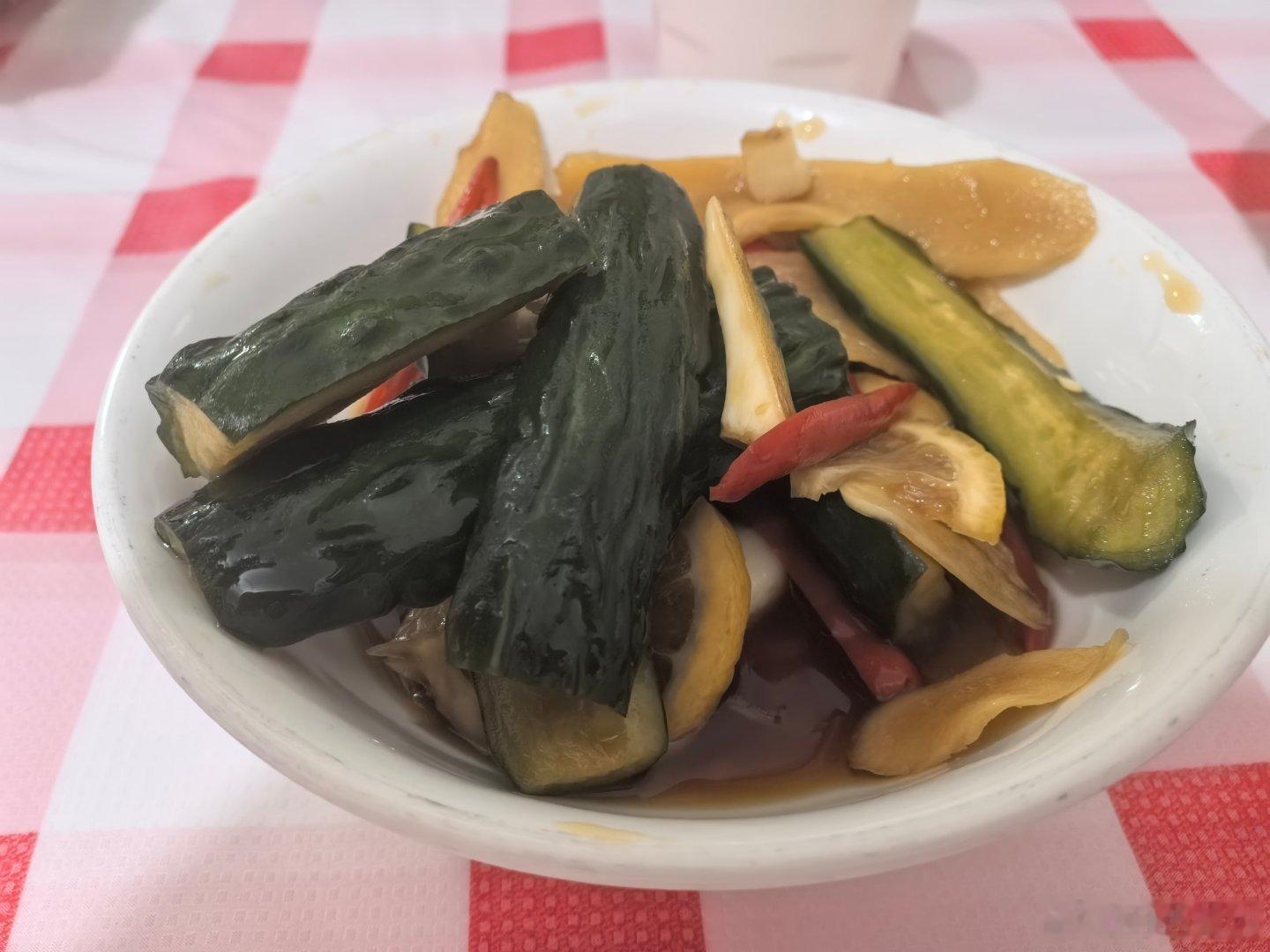 虾匠的虾子，卤虾搞了两份，油爆虾一份，我朋友不是很爱吃他家的油爆虾，我觉得他家沾