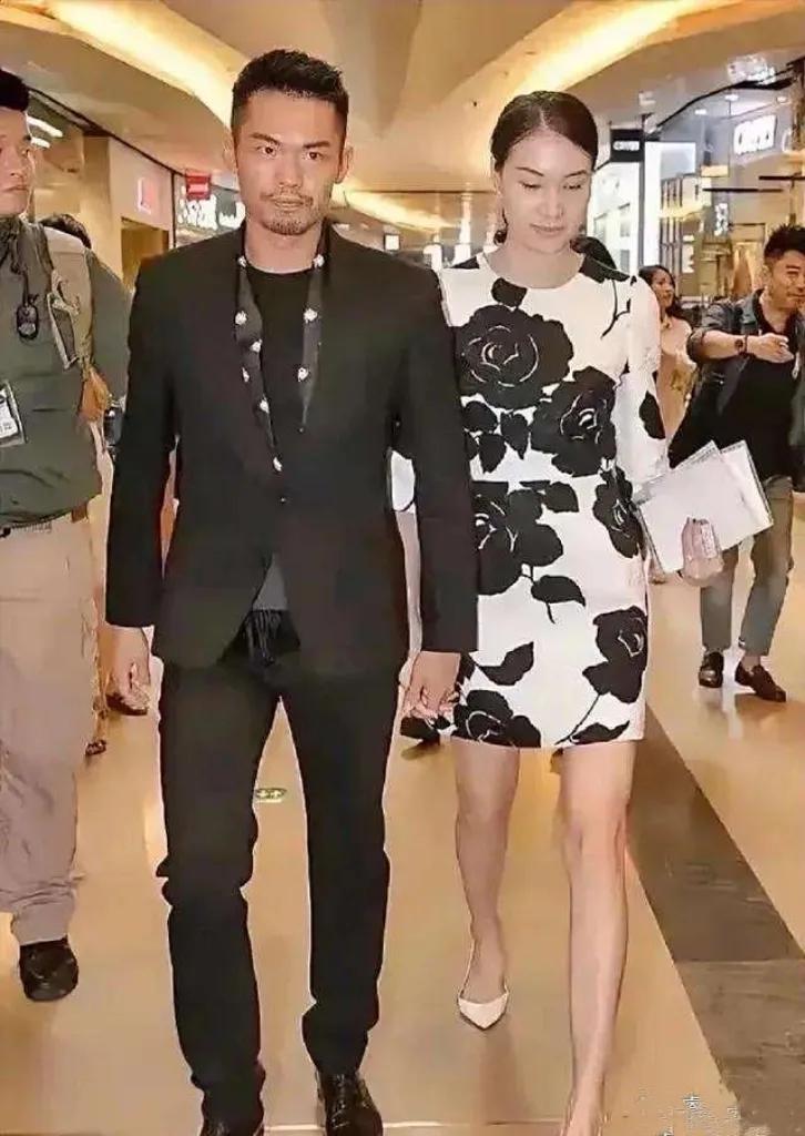 谢杏芳万万没想到，费心培养9年的儿子，开始帮她保全婚姻的体面奶奶灰发色的林丹