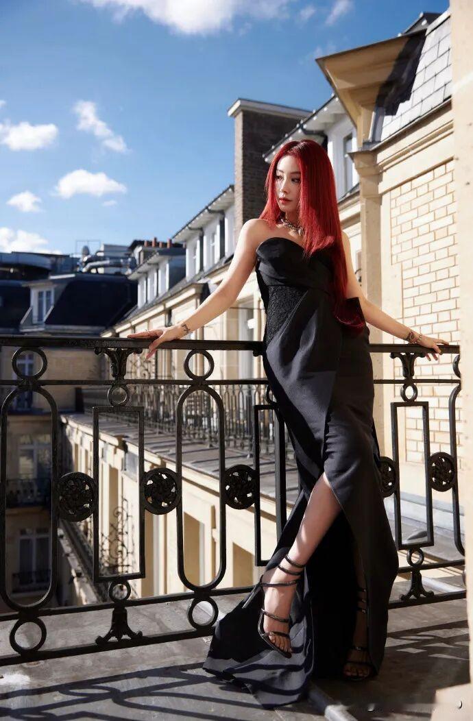 喻言：红发魅影，百变女王