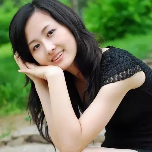 在阳光洒满的草地上，笑靥如花的你，美得让人心醉。她笑靥如花自然笑容仍然笑靥如