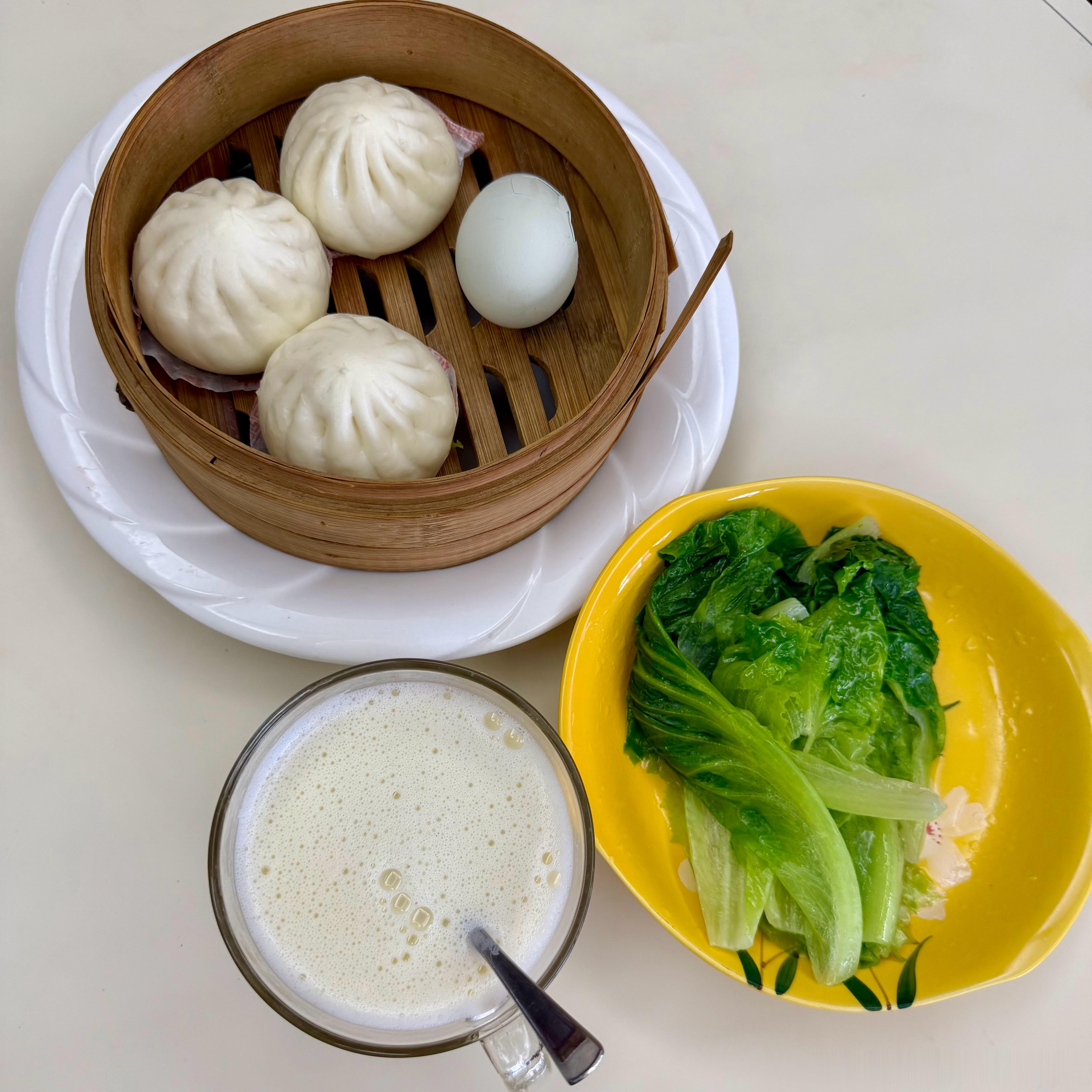早餐：鸡蛋和小笼包一起蒸，焯水生菜很好吃，自己打磨的豆浆，下了5克白糖，浓稠，安