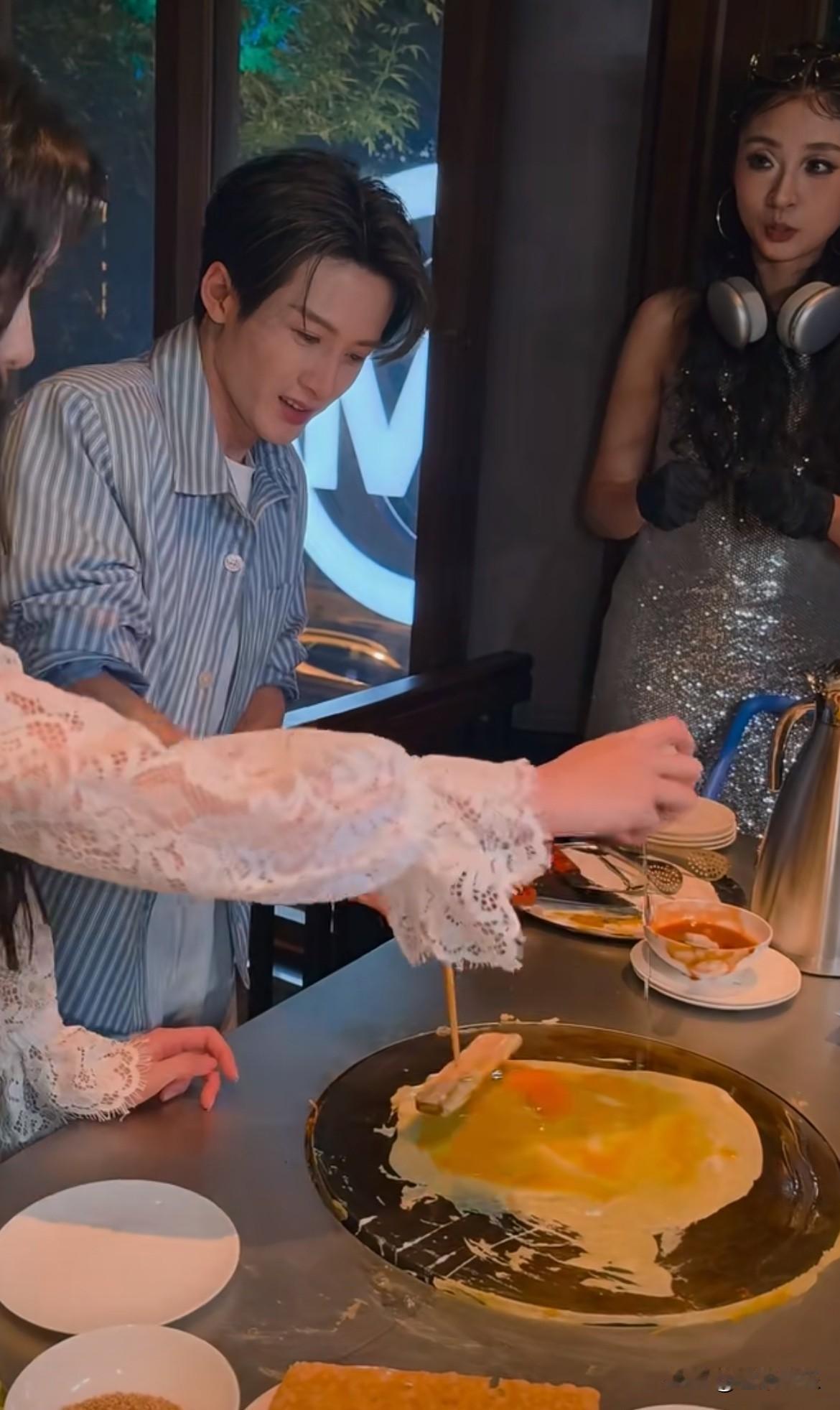 两个人做一个饼！孟子义单手打蛋🥚孟姐：我从桃花坞打鸡蛋到mk活动现场[星星