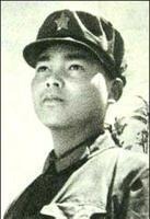 1979年，在攻打78号高地的时候，19岁小战士岩龙打仗时突然消失，打完仗后却又