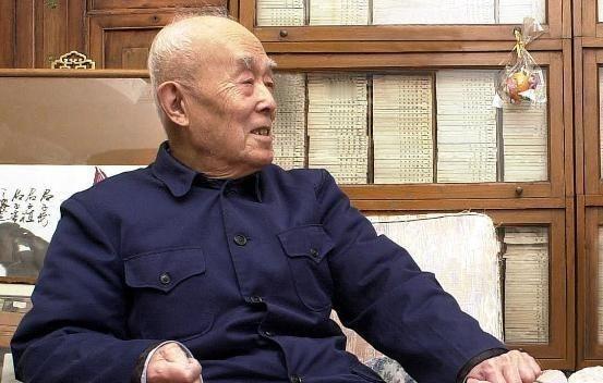 1994年，季羡林的妻子彭德华去世，要4万丧葬费。季羡林对儿子说：“我出2万，你