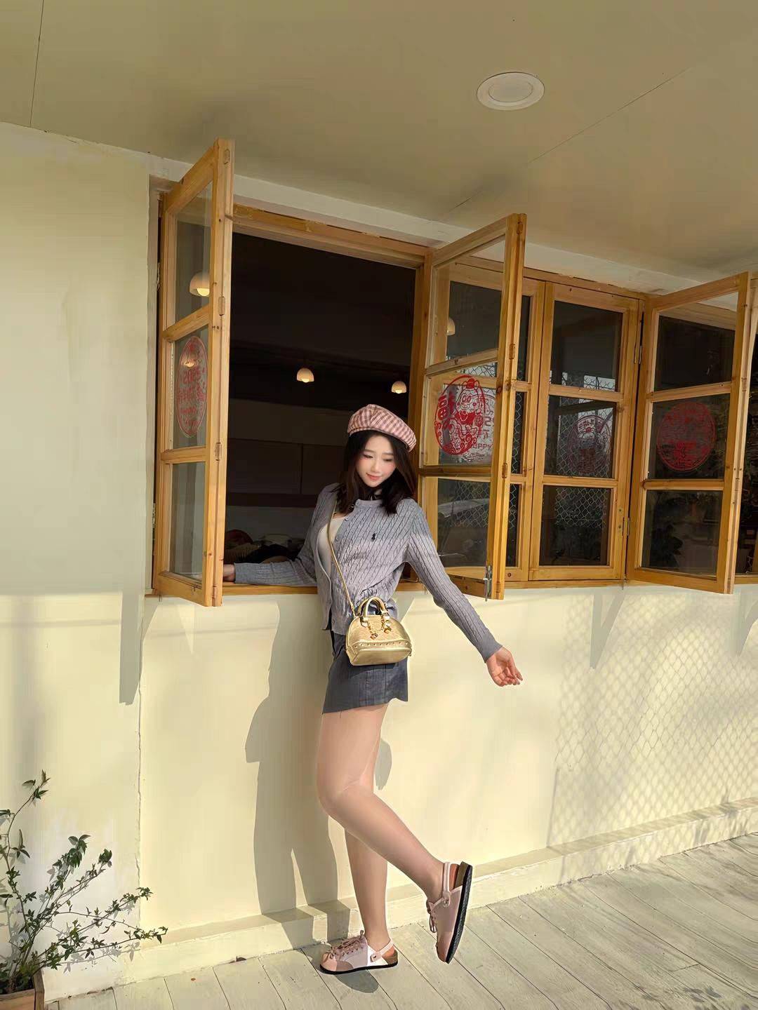 女同事黑丝职业装搭配如何肉丝不也很好看，搭配小白鞋知性美女穿搭分享职场丝袜穿