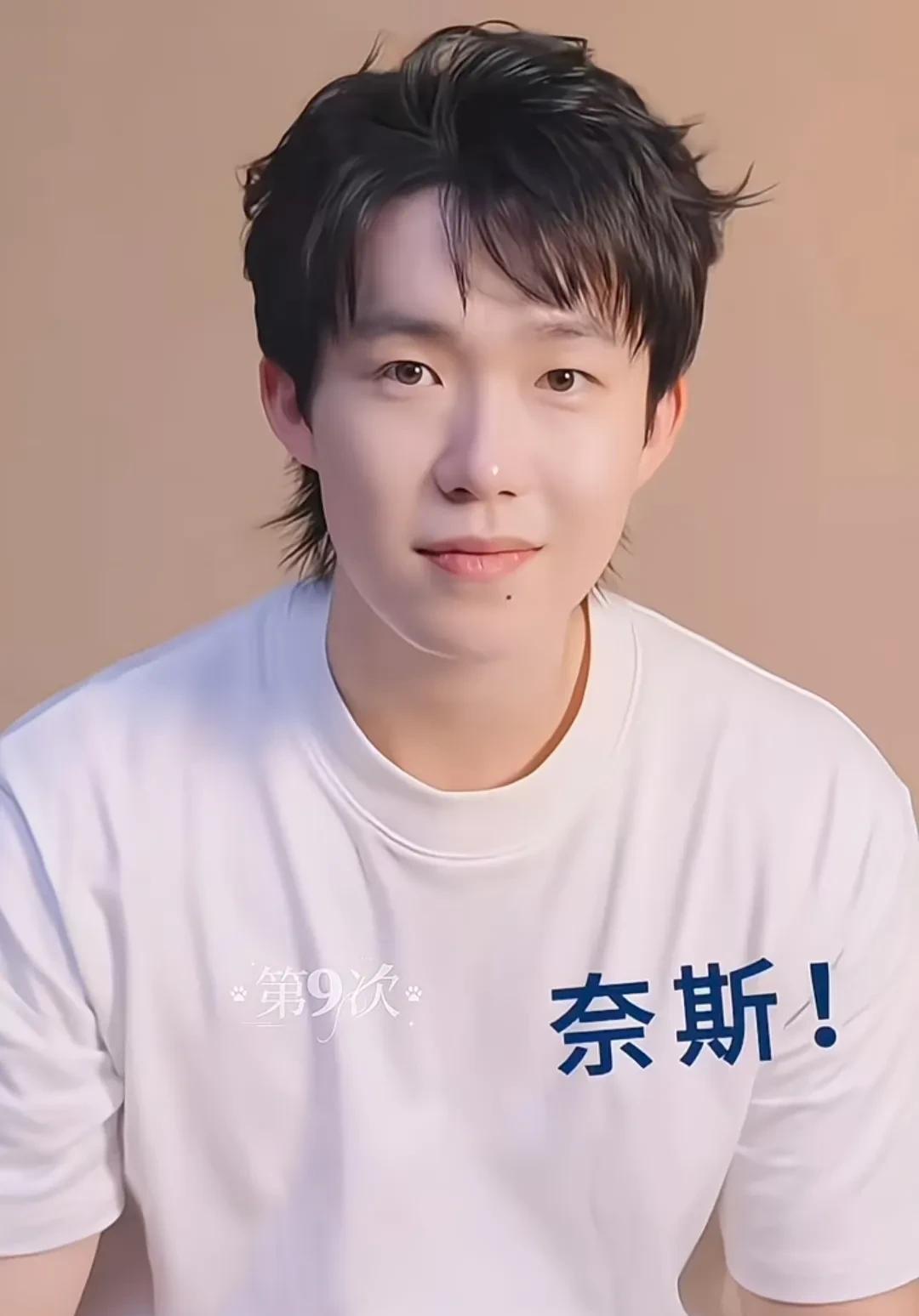 好亮眼的造型，好帅气的楚钦！终于知道楚钦为啥把头发留长了，长点的头发做造型容易