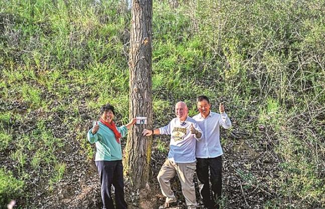 一些人张口闭口是女权，我觉得殷玉珍才是中国女权的真正代表：妇女能顶半边天。1