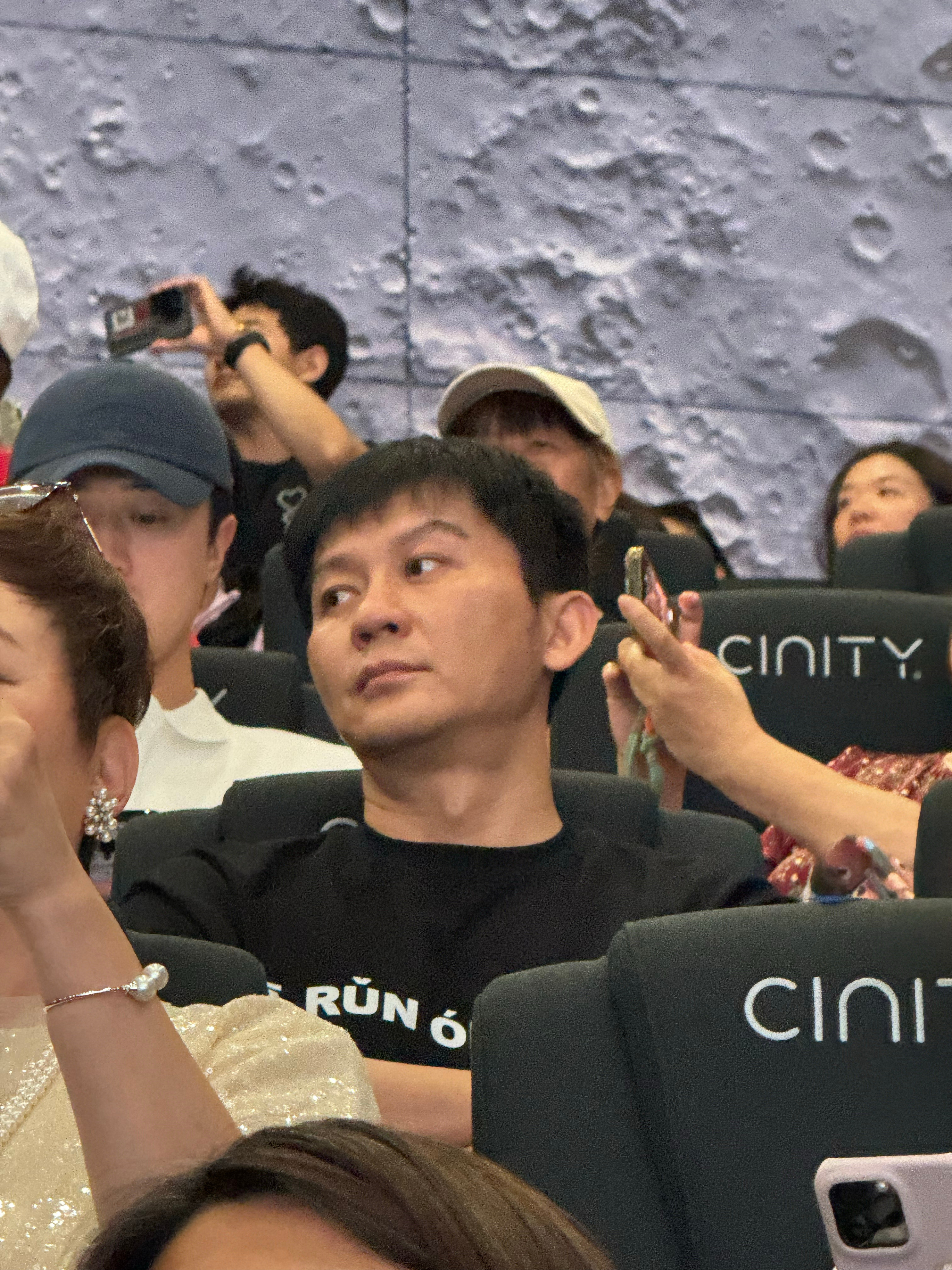 真厉害。半个电影圈。冯小刚。梁家辉。那英。包贝尔。徐帆。黄建新。曹郁。