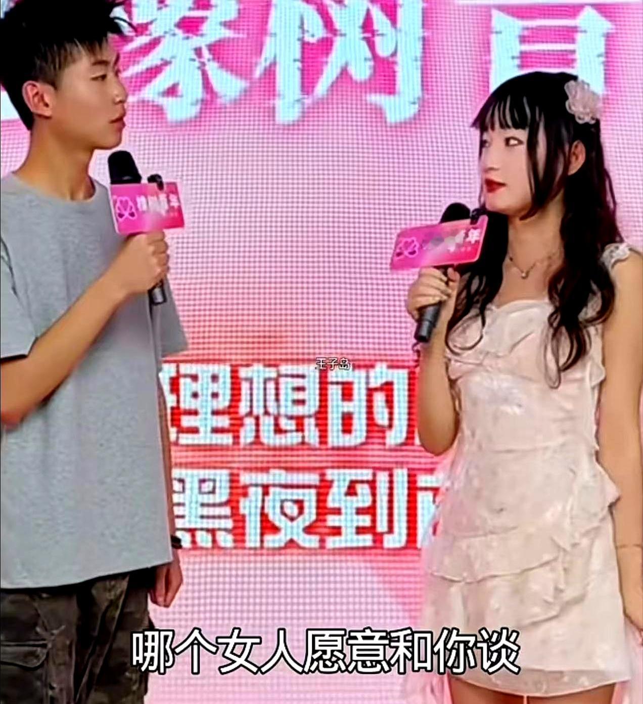 相亲桌上，女方先开口：“我慢热，恋爱得处满一年，期间最多牵牵手。”男方接话：“行