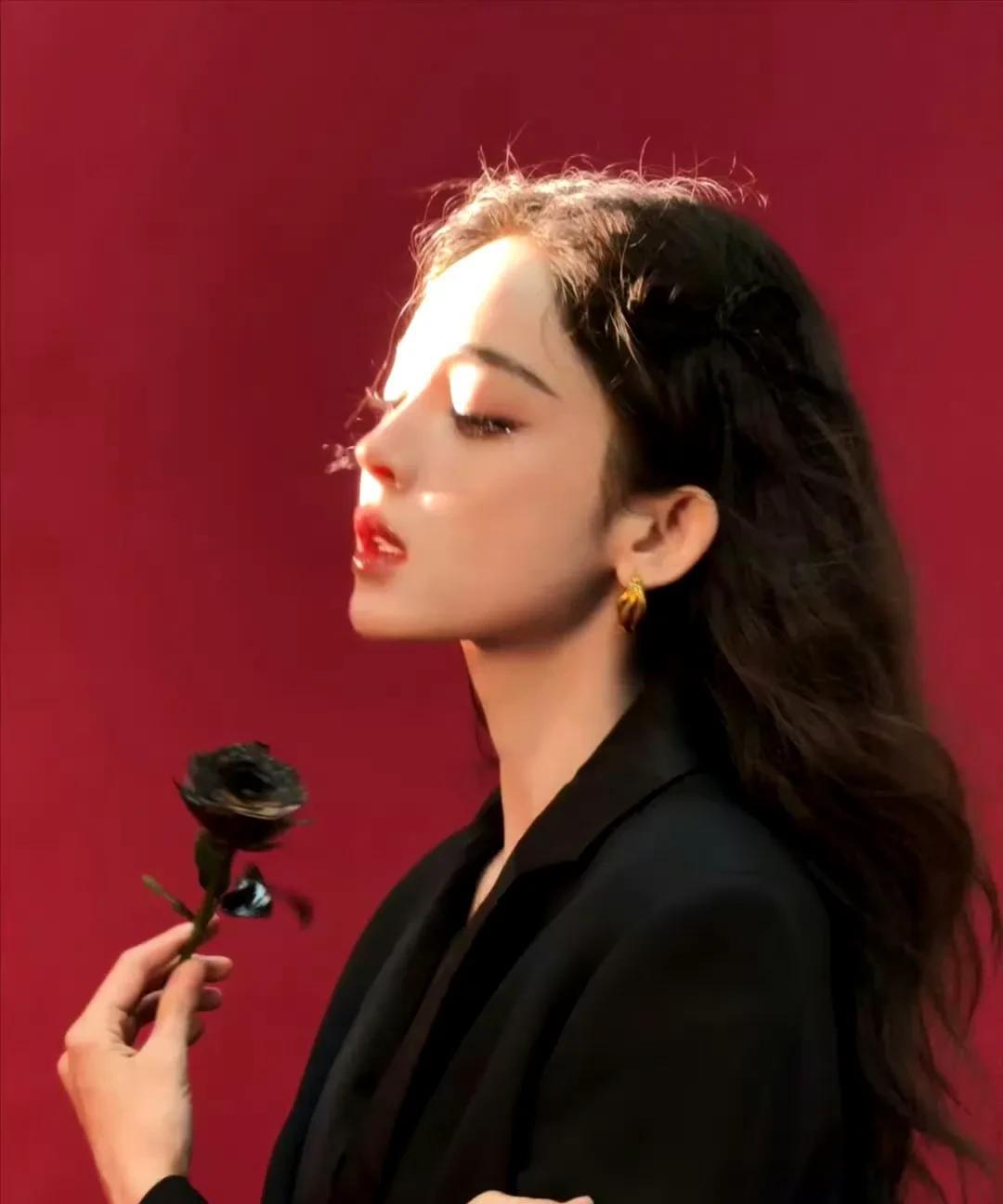古力娜扎，全名古丽娜扎尔·拜合提亚尔，1992年出生于新疆乌鲁木齐。她毕业于北
