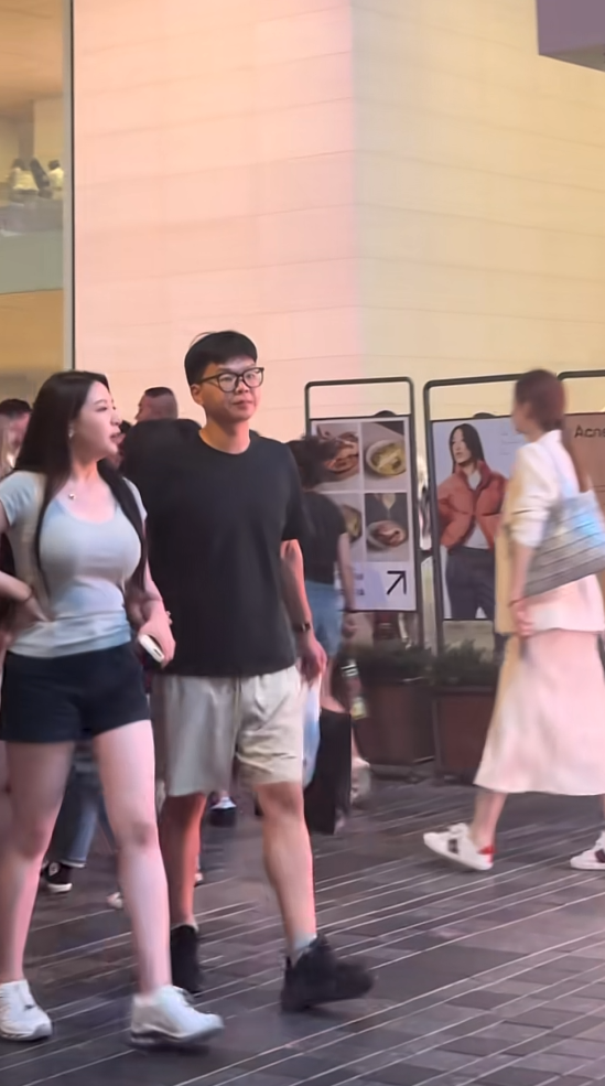 同样都是四眼仔，为什么你这么有福气，可恶