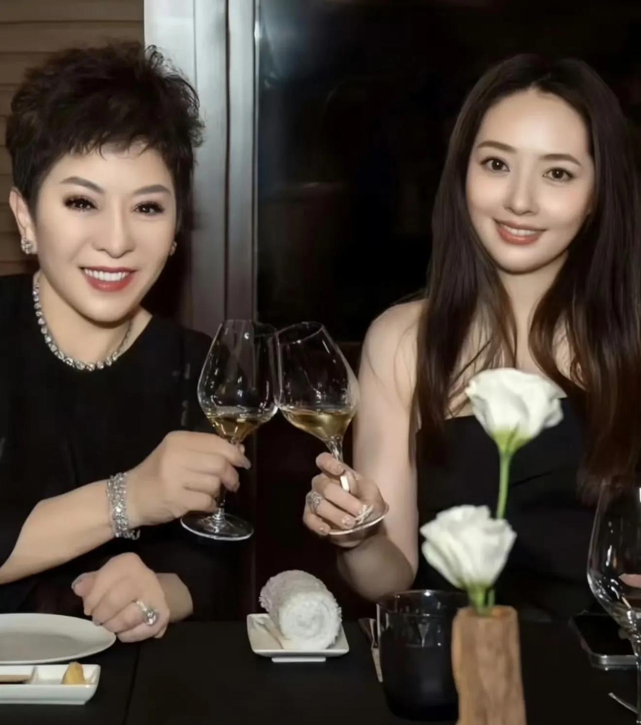 向太回应好婆婆形象崩塌！事件起因：郭碧婷的父亲提到女儿需要赚钱养两个家（婆家和