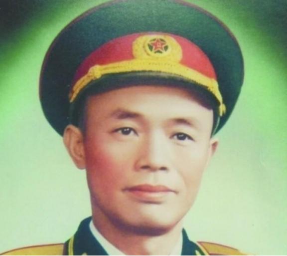 1979年，钟伟将军的弟弟偷牛被抓住，县领导怕得罪钟伟将军，就寄去信：您的弟弟被