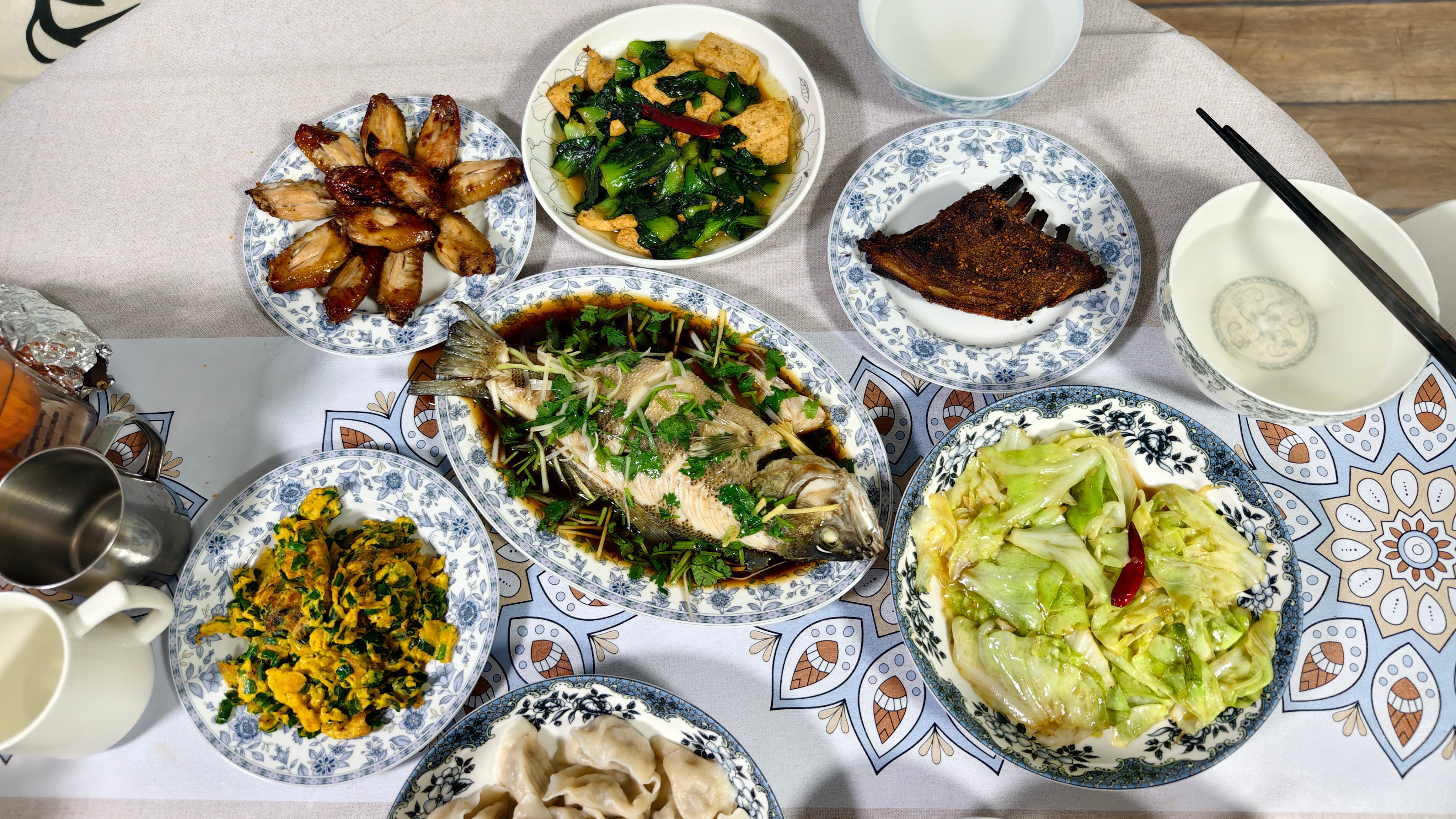 简单的一家三口年夜饭。