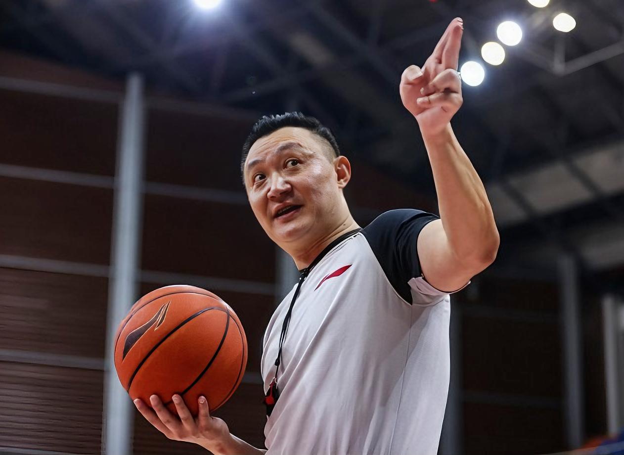 7大争议点太扎心！广东77-74险胜宁波，闫军判罚引全场质疑。广东男篮苦战全