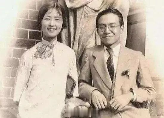 钱钟书曾暗讽林徽因：她不满意自己的单眼皮，就跑到日本去割双眼皮，还将自己的酒窝加