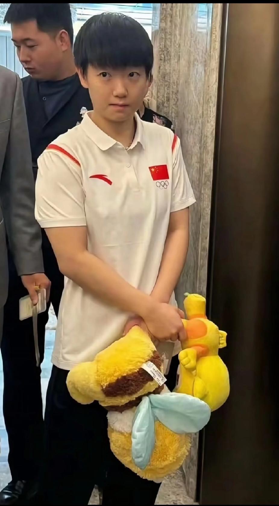 孙颖莎拿着可爱玩偶的样子也太萌了吧！球场上是飒爽的“小魔王”，私下里是对毛绒玩偶
