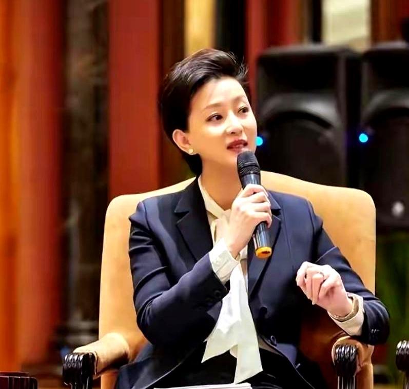 谁能想到，杨澜那个神隐了30年的前夫，竟然活成了全网最体面的男人？当年她放弃央