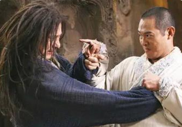 当年，李连杰与成龙拍打戏时，拍完后，李连杰没有立即收手，成龙差点被踢翻在地。成龙