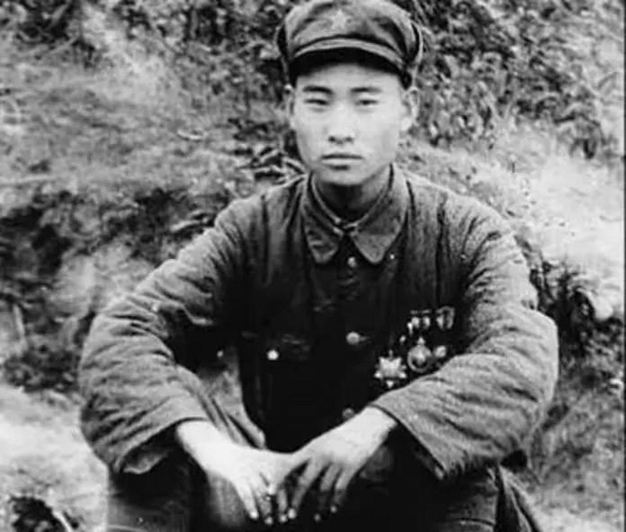 1943年，新四军13团突然碰上敌人埋伏，刚一交手，团长饶守坤就觉得不对劲，猛地