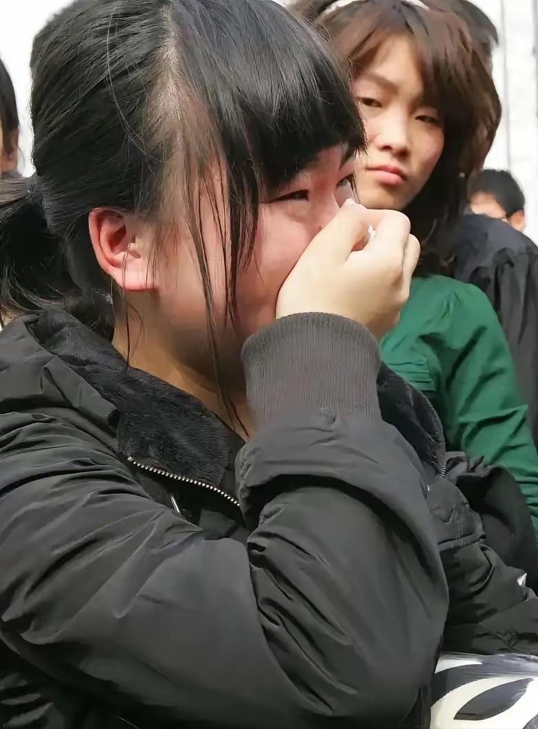 河南一所中学门口，发生了一幕让无数人破防的画面。十七岁的高二女生张慧，看到校门口