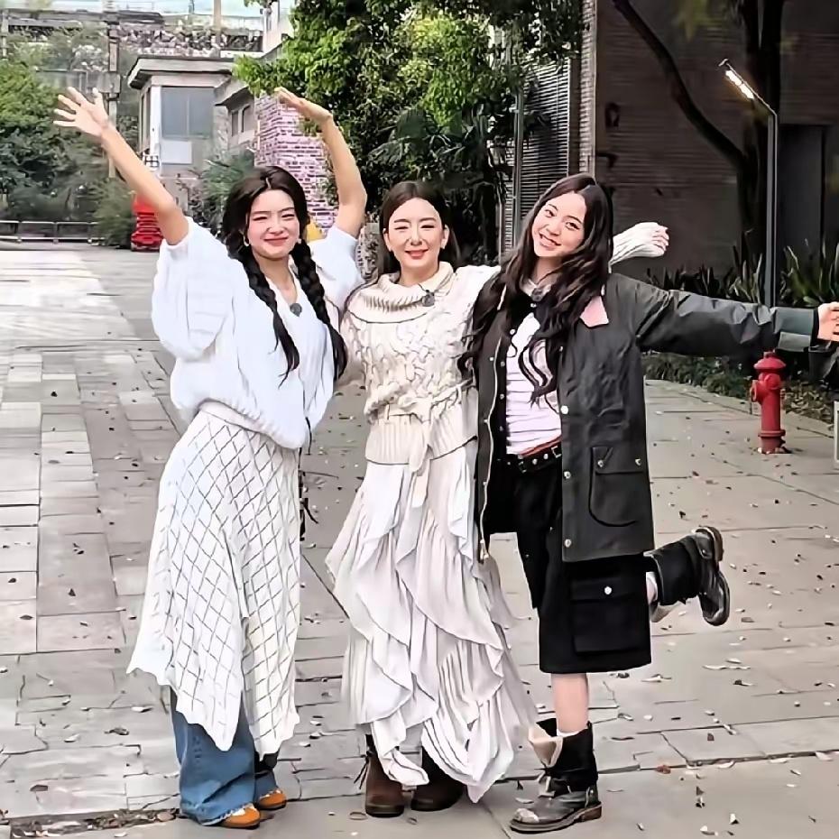 方媛与欧阳娜娜一同拍摄的视频真是太可爱了，她们与这些年轻妹妹们相处得真融洽呢！