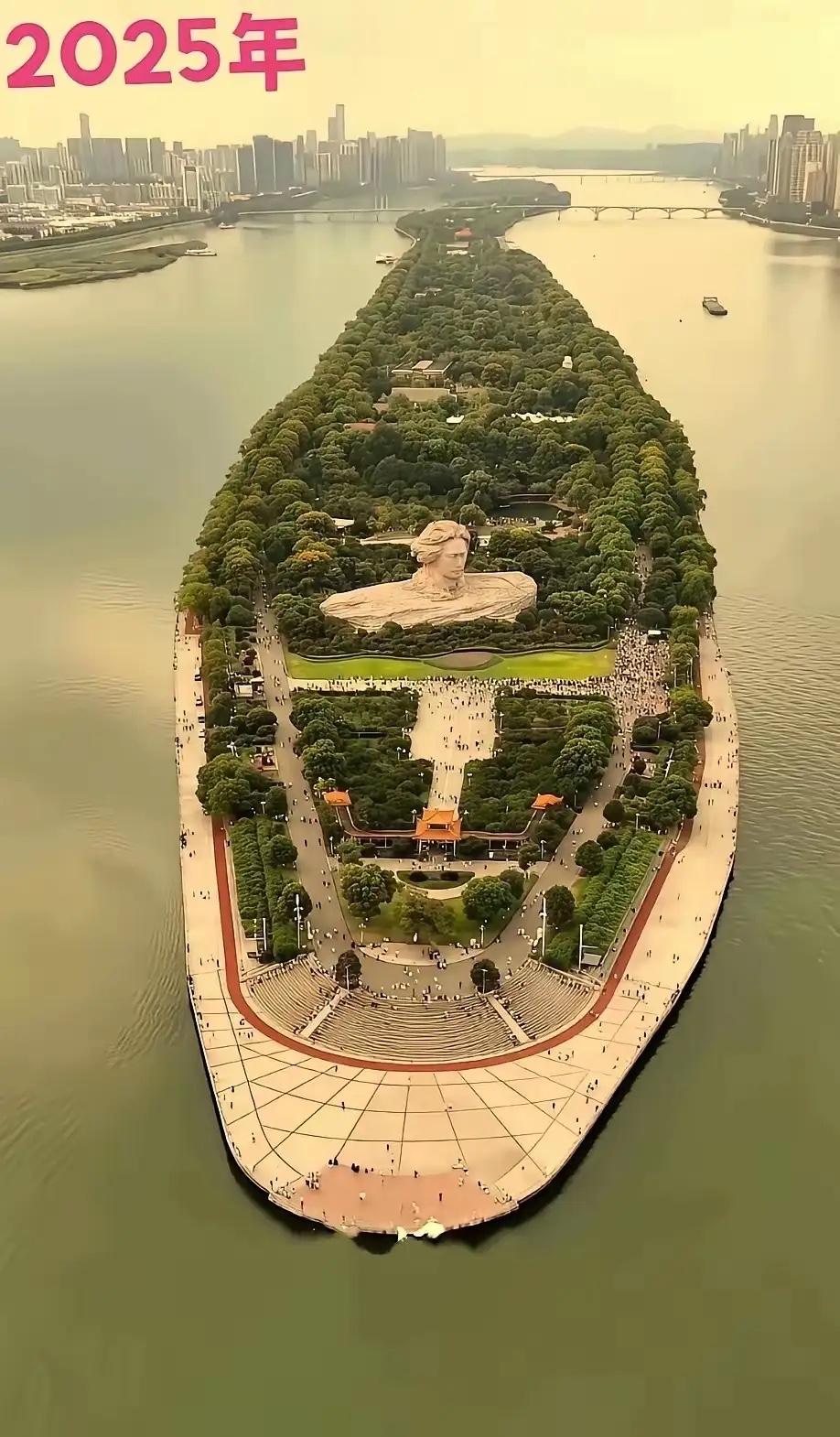 看照片，湖南长沙橘子洲头的毛主席雕塑太佩服设计师的设计能力和专业水平了无论从