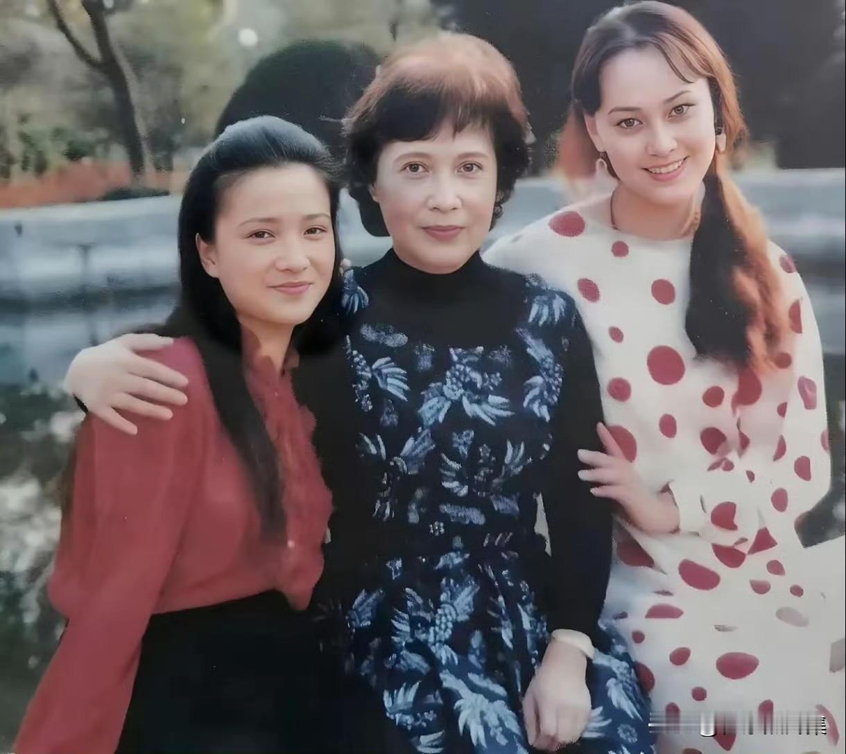上世纪80年代中期，三位横跨不同时代的女演员——秦怡、宋佳、何晴的罕见同框瞬间。