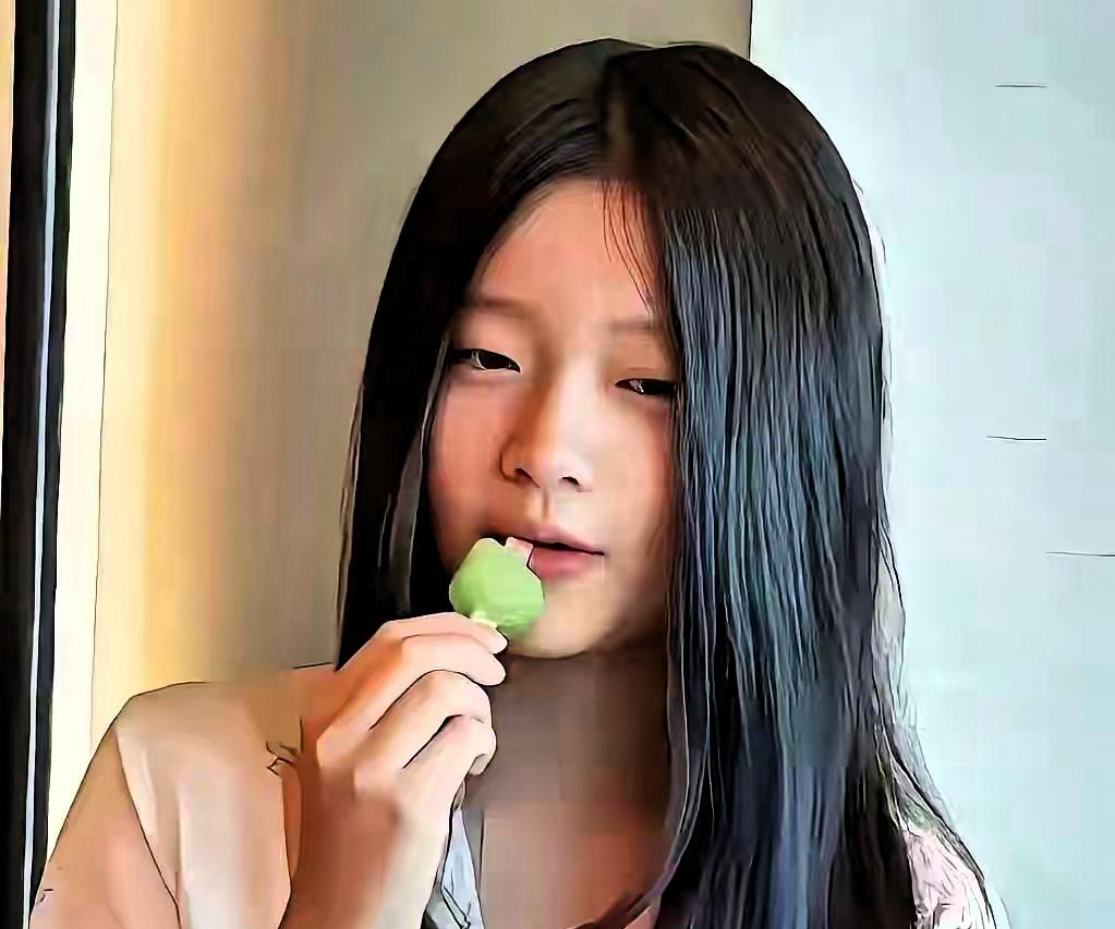 很多人只看到张兰满心热忱亲近孙女玥玥，两人相处却处处透着尴尬，还总指责孩子冷淡，