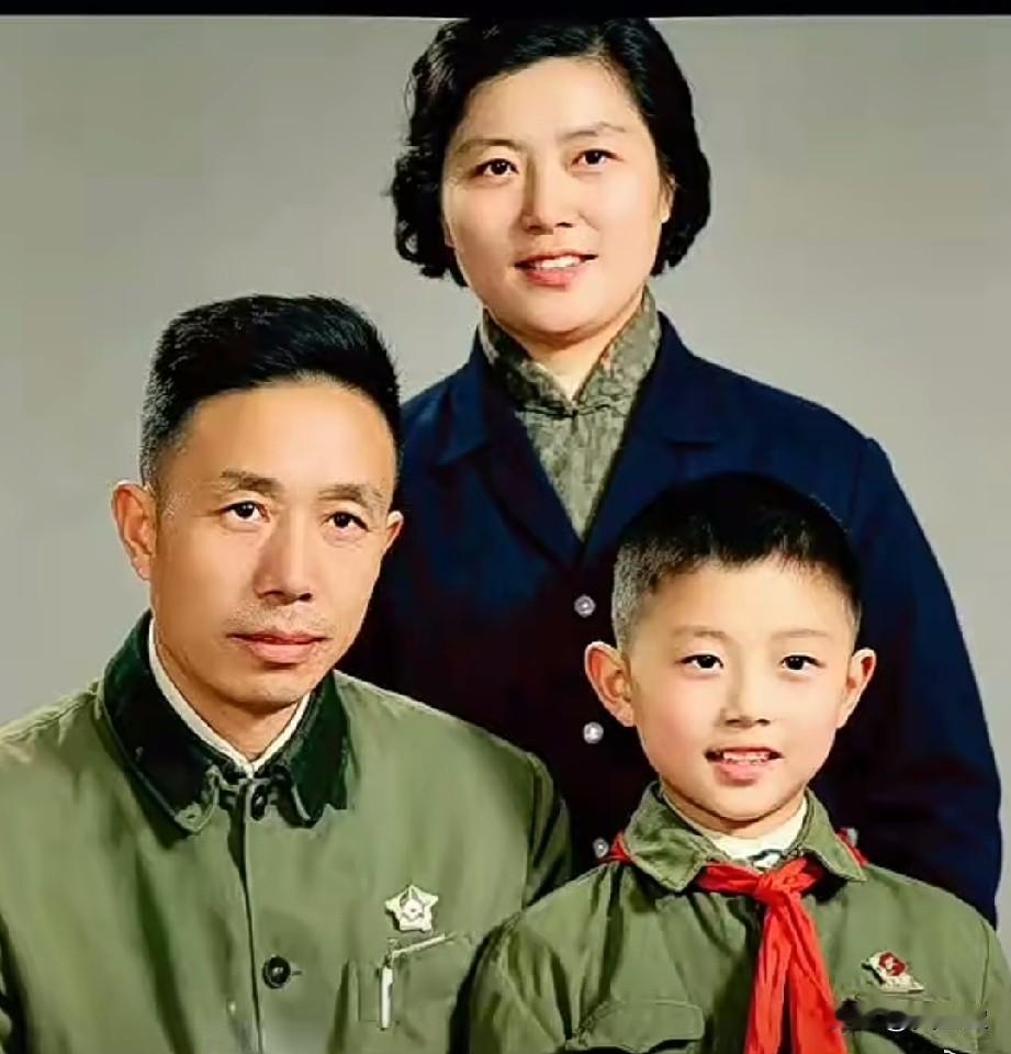 这是一张六十年代的珍贵全家福，定格了艾跃进少年时代与父母的温馨瞬间。照片里的