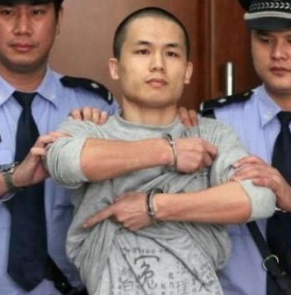 2013年，李才坤被判死刑时，他手上还戴着手铐，面对媒体记者，使劲掀起外层囚衣，