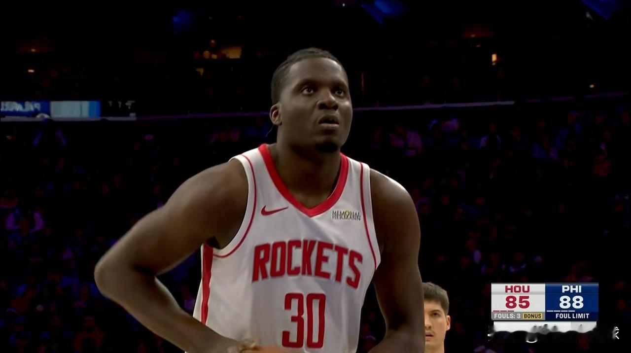 我强烈建议火箭主帅乌度卡必须重用卡佩拉！虽然今天火箭在客场以122：128不敌7