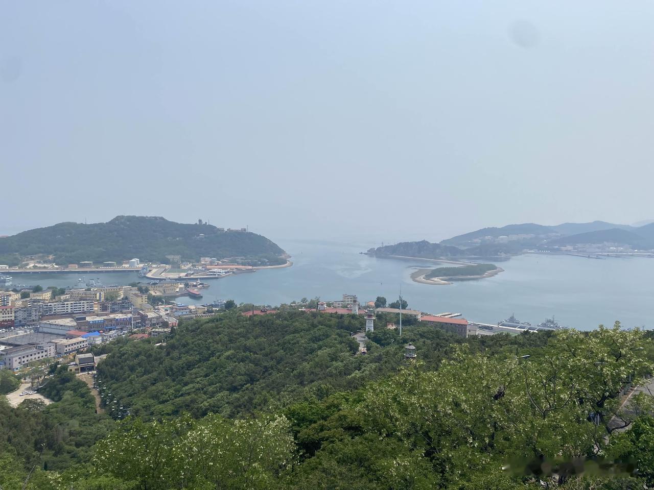 今天来到大连旅顺，打卡了三个地方。旅顺，大连历史名港，山海相拥。首先去参观了