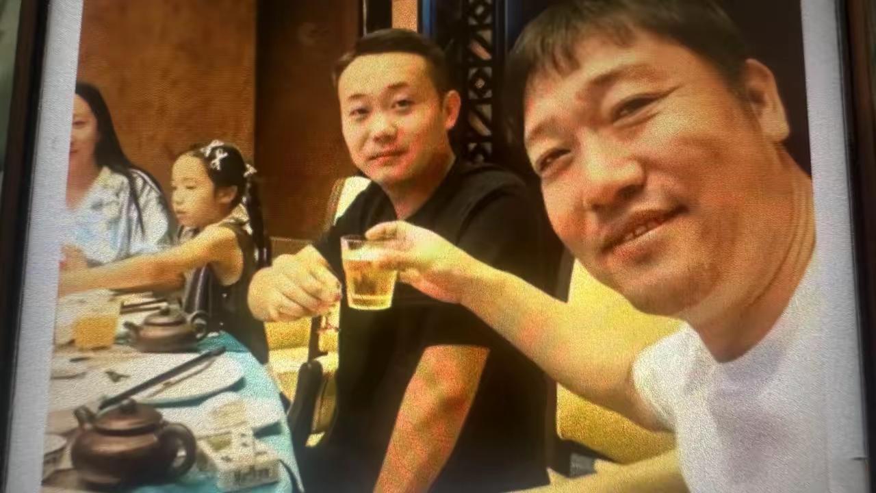 贾冰这次塌房不塌房，不敢说但有一点敢肯定那就是，以后他再也不会参加所谓的哥们