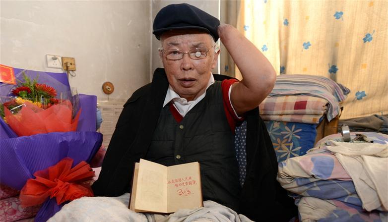 长津湖战役中，17岁的朱彦夫被手雷炸到昏迷，此时美军恰好又攻上山头，见阵地上全是