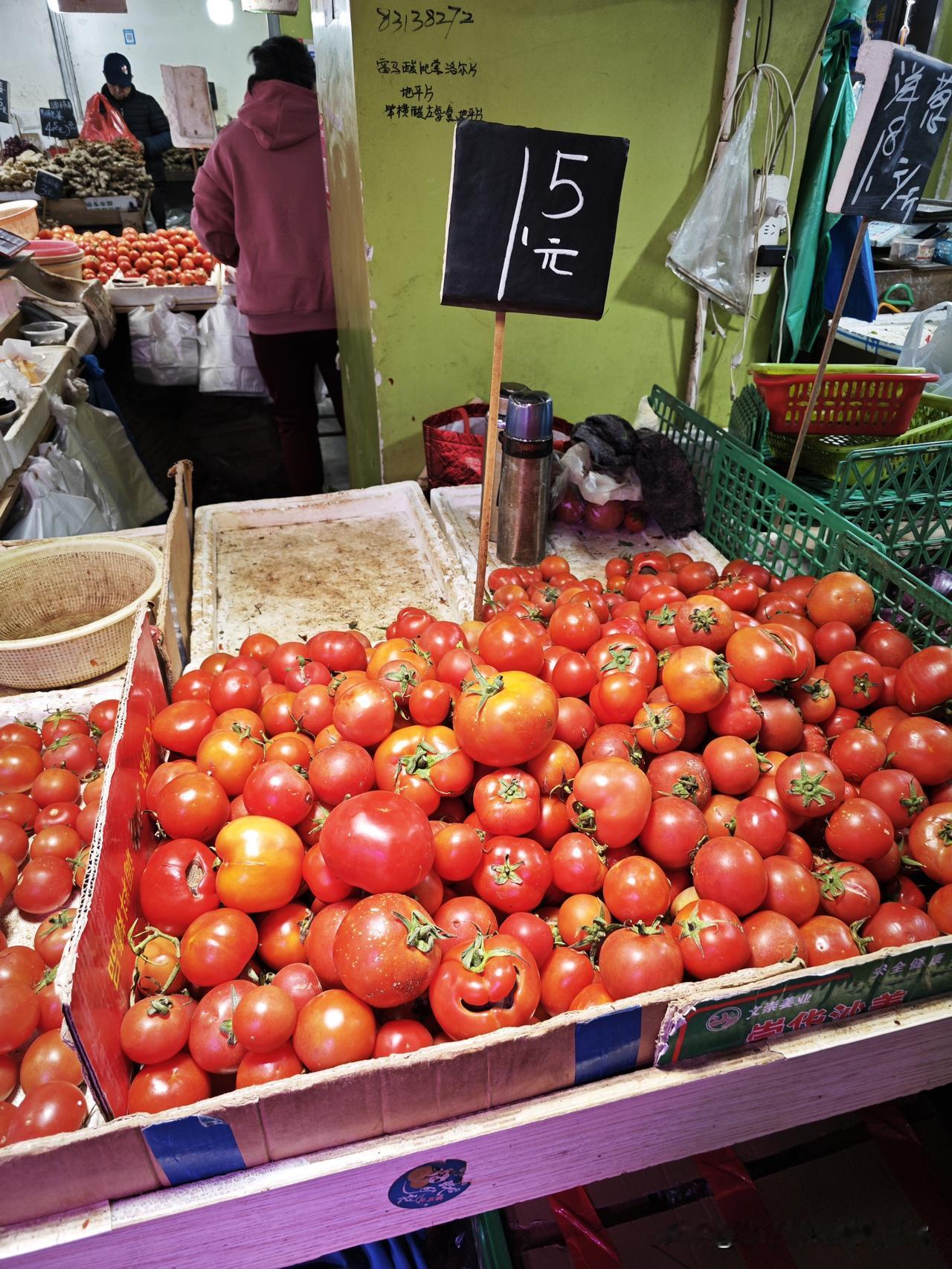 番茄终于跌下神坛！曾经比猪肉贵，现在1.5元/斤随便挑在菜市场看到这一幕直