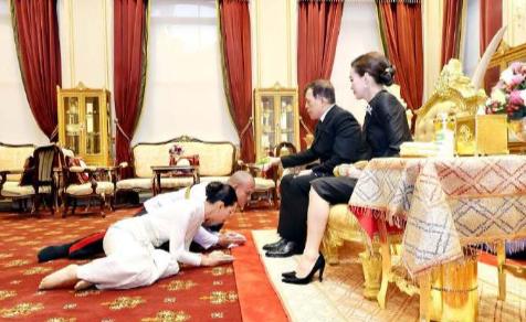 泰国王室规矩大，动不动就跪趴，中国游客见到国王是否需要行礼？泰国国王拉玛十世“