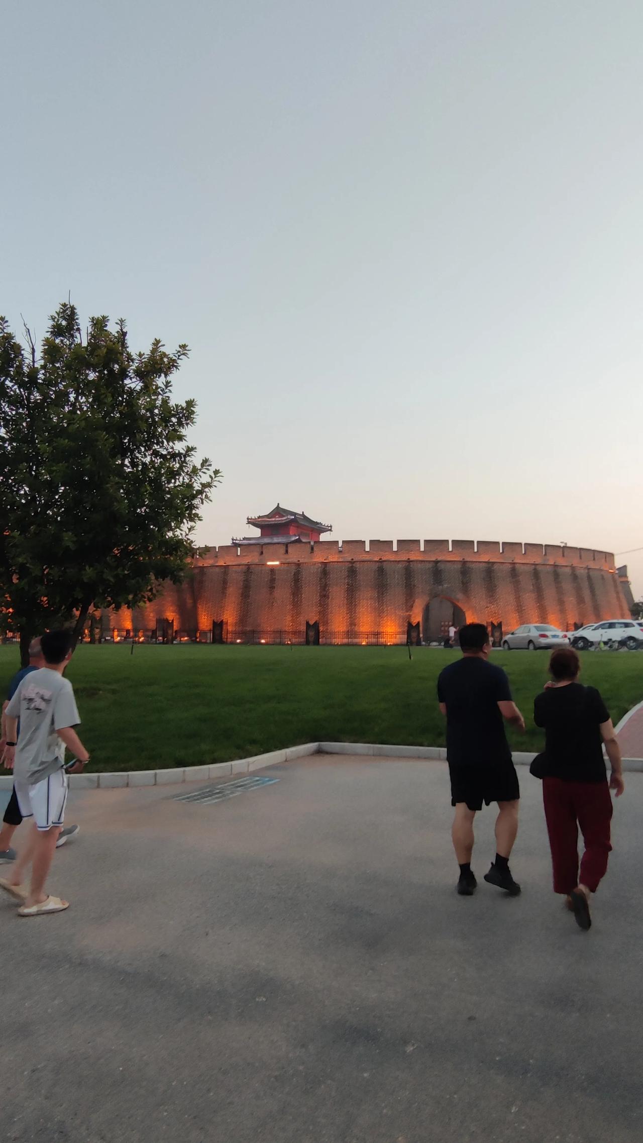 晚上和老伴溜达到古城，古城的夜景太好了，夏季的游人越来越多，都来体验小城的美。美