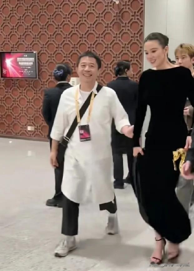 我发觉大家现在越来越喜欢那种悄悄把事情办好的人了。宋佳算一个。没见什么宣传，