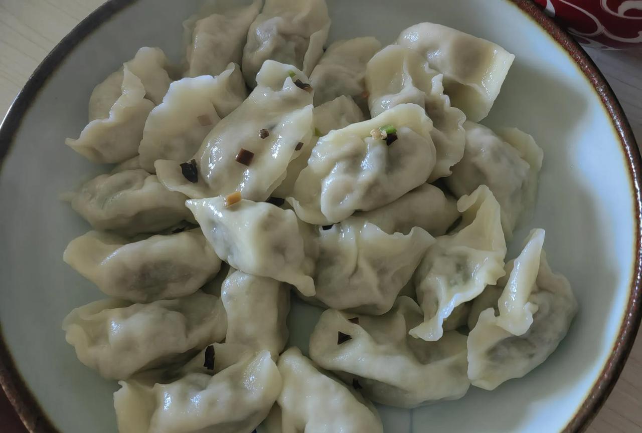 午餐。太座昨晚包的饺子。吃了24个。