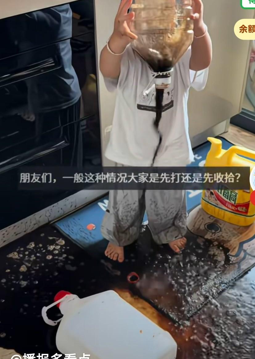 孩子调皮将厨房里一大桶醋全部倒在了地上，妈妈看到后，怕上前阻止吓到孩子，等孩子