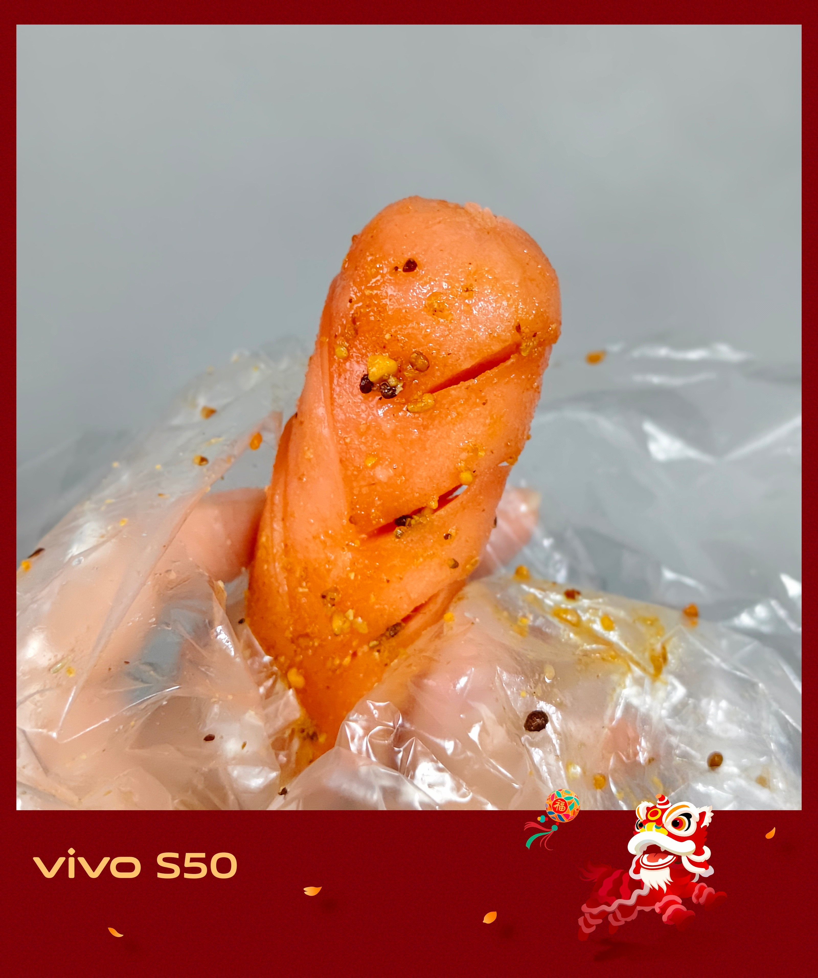 快乐的早晨从一根美味烤肠开始，老板撒的料有点像烤肉店里的蘸料