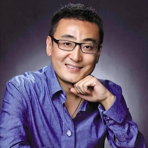 窦文涛问周星驰：你头发怎么全白了？周星驰一句话，直接把天聊死。他盯着窦文涛，