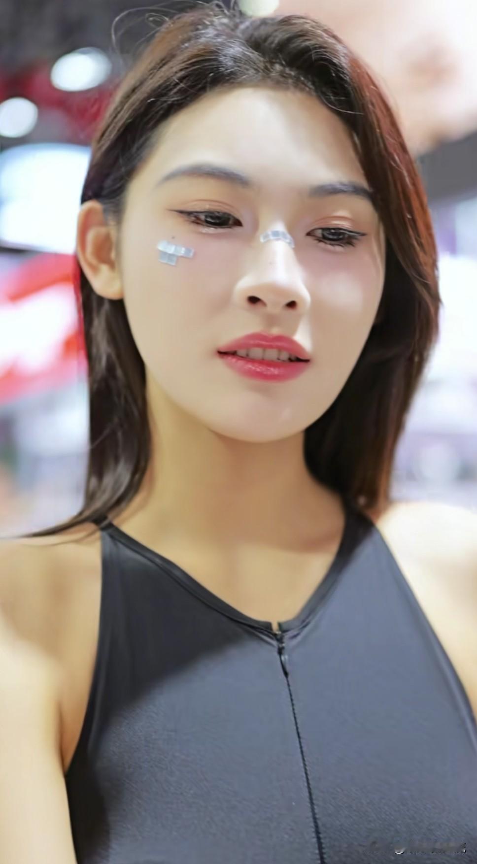 模特冯雨桐，经典机车女神，在2025年重庆模博会现场的精彩亮相惊艳了观众，她也是