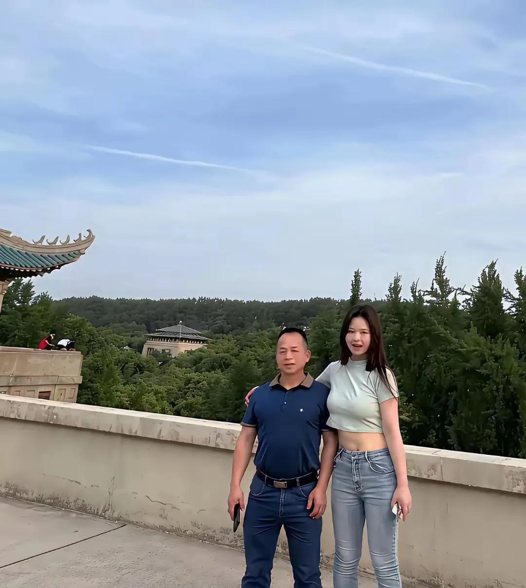爸爸这身高能生出个这么高大个的女儿，这你们敢信？[？？？]