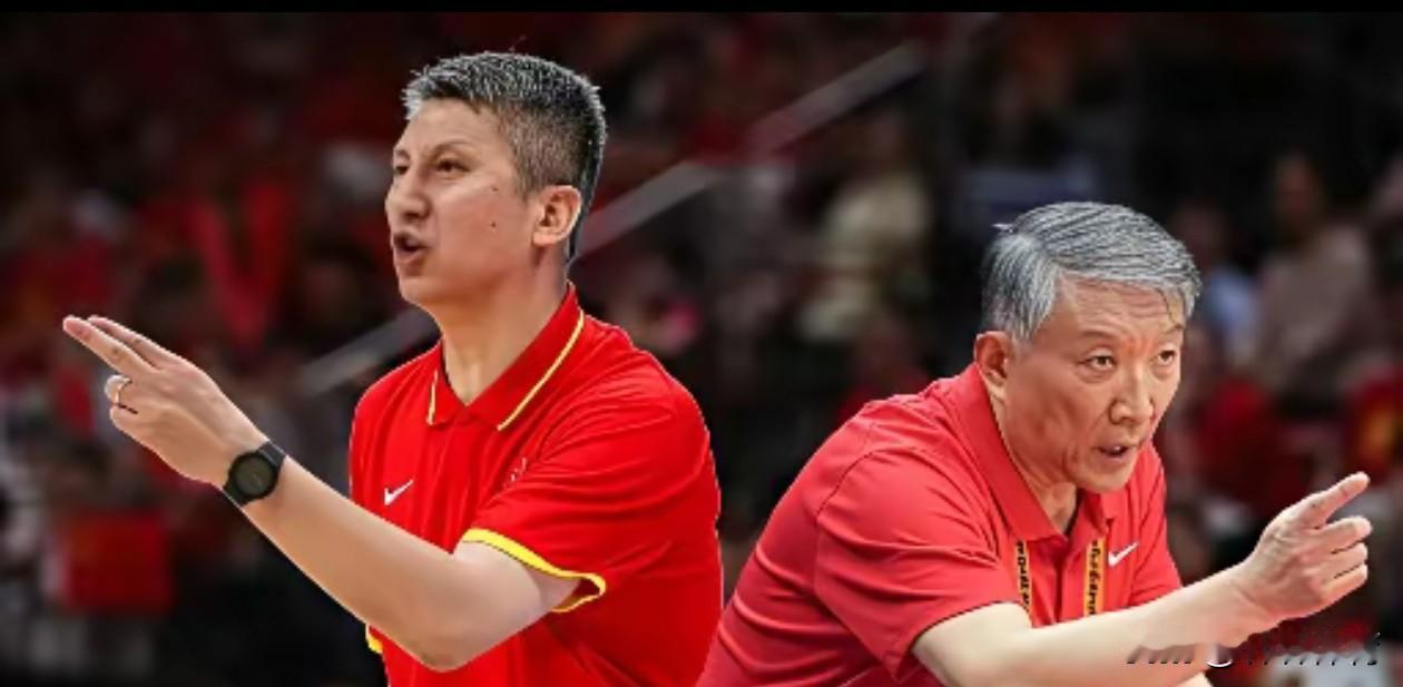 中国男女篮两位执教风格迥异的主教练，男篮主教练郭士强全场比赛在场边高度紧张，现场